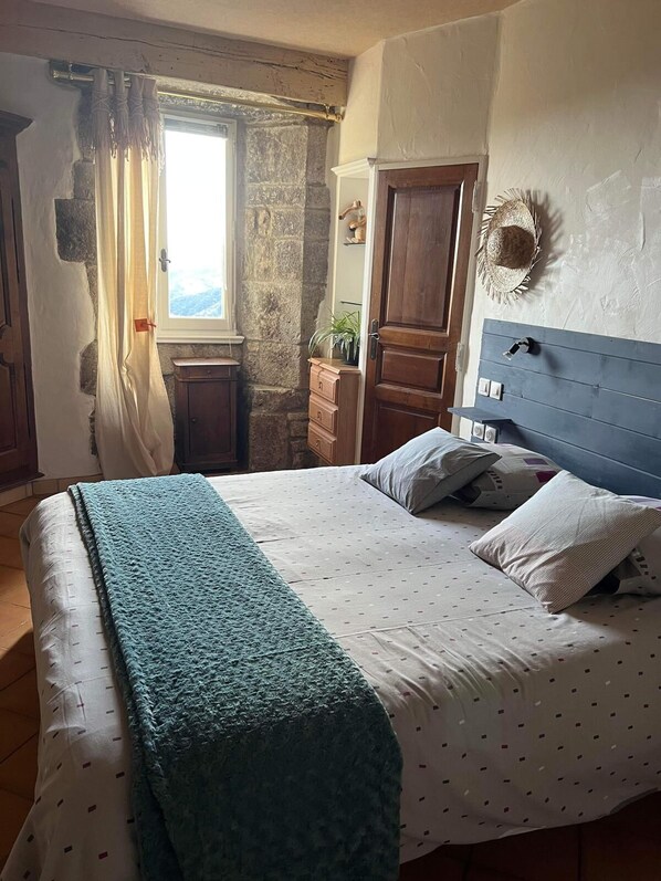 5 habitaciones, cuna de viaje y ropa de cama 