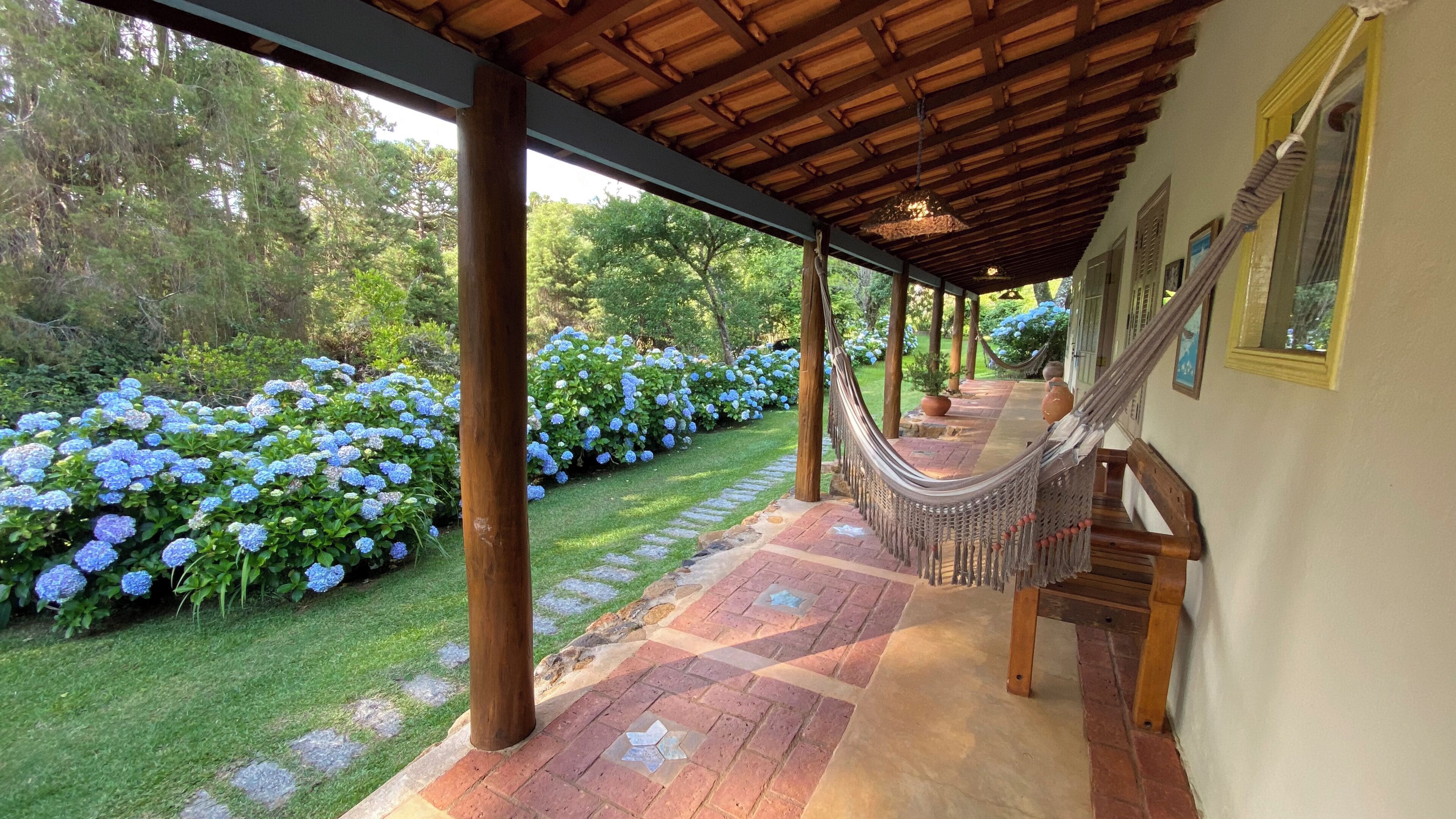 Suíte tradicional, várias camas, micro-ondas, vista para o jardim | Individualmente decorados, individualmente mobiliados, Wi-Fi de cortesia