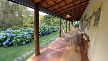 Suíte tradicional, várias camas, micro-ondas, vista para o jardim | Individualmente decorados, individualmente mobiliados, Wi-Fi de cortesia