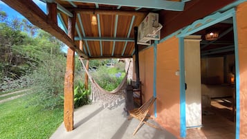 Chalé família, várias camas, cozinha, vista para o jardim | Terraço/pátio