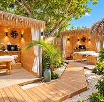 Un espacio de spa de madera con dos camillas de masaje, un jarrón grande y una terraza de madera.