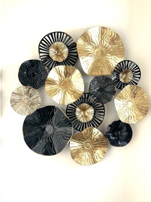 Un conjunto de platos decorativos circulares con diversos patrones y texturas.