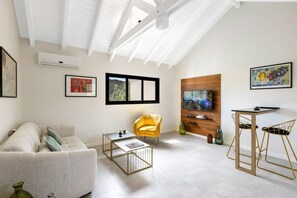 Suite Caribéenne with View #5 | Oppholdsområde | En 55-tommers smart-TV med digitale kanaler samt MP3-dokkingstasjon