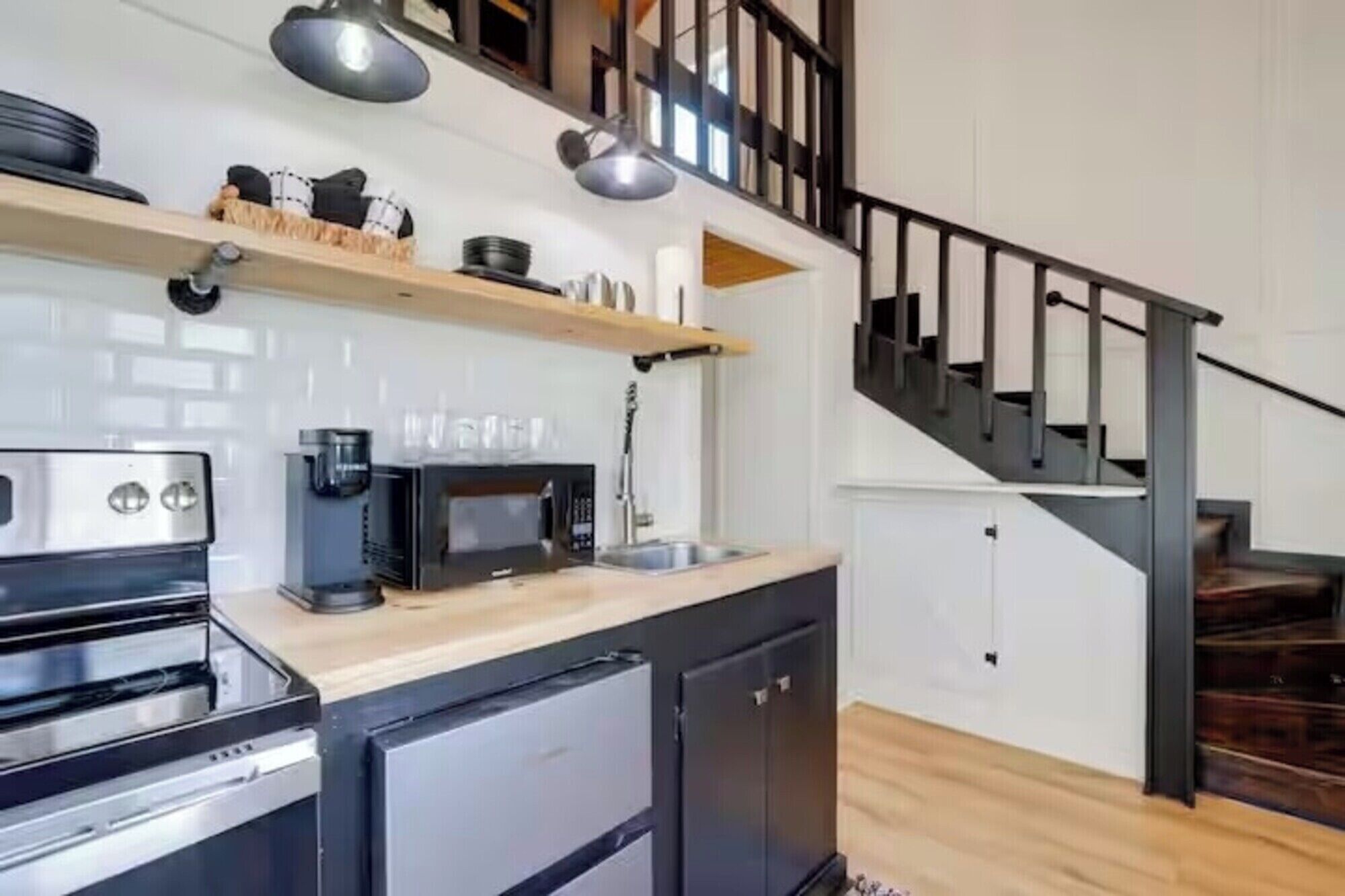 Geladeira, micro-ondas, fogão, cafeteira/chaleira