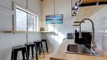 Refrigerador, microondas, horno y cafetera y tetera