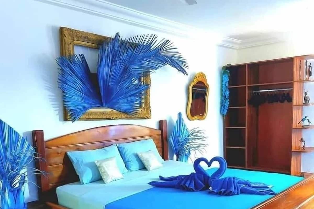 Egyptian cotton sheets, premium bedding, Select Comfort beds, desk