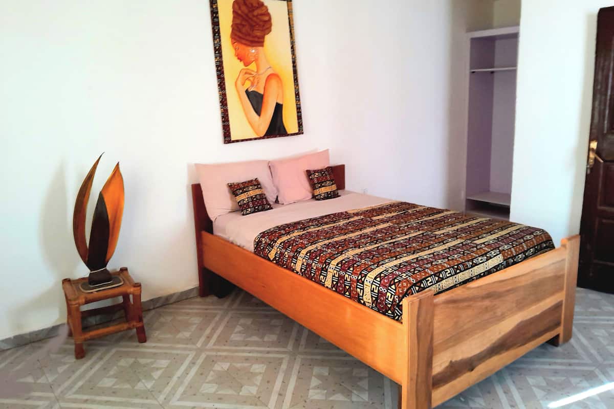 Economy Double Room, 1 Bedroom, Non Smoking, Private Bathroom | Egyptian cotton sheets, premium bedding, Select Comfort beds, desk