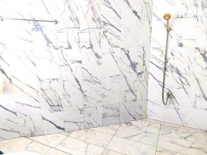 Deluxe Double Room, Garden View | Bathroom | Shower, rainfall showerhead, hair dryer, towels