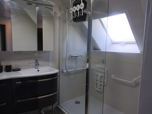 Dusche, Haartrockner, Seife, Toilettenpapier