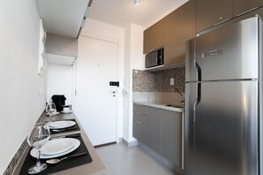 Studio Brás 133A | Eigene Küche | Kühlschrank, Mikrowelle, Ofen, Wasserkocher mit Kaffee-/Teezubehör