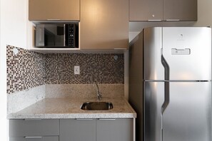 Studio Brás 133A | Private kitchen | Fridge, microwave, oven, coffee/tea maker - Moov Brás (São Paulo)