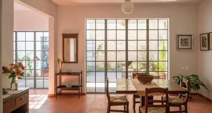 Acogedora y bien localizada en La Americana, para disfrutar el barrio y la casa!