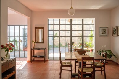 Acogedora y bien localizada en La Americana, para disfrutar el barrio y la casa!