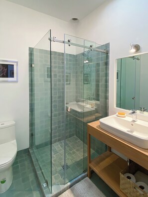 Dusche, Haartrockner, Handtücher, Seife