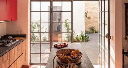 Cozy and well located in La Americana, to enjoy the neighborhood and the house!