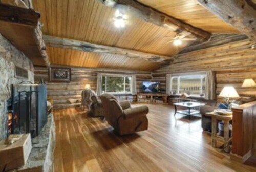5 bedroom custom Lodge, log home. rec room, on river, fishing, open kitchen