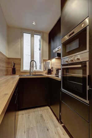 Kylskåp, mikrovågsugn, ugn och kaffe- och tebryggare