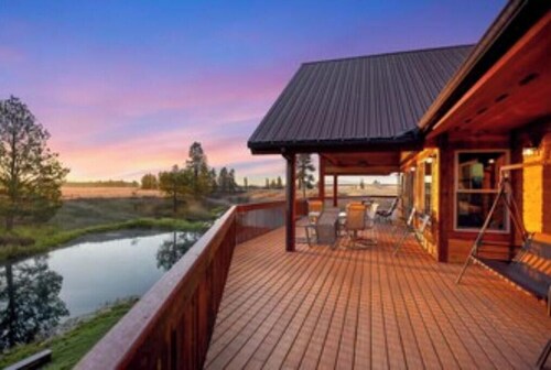 Riverfront Lodge - 5 Bedrooms, amazing views on water