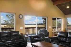 Una Smart TV, un reproductor de DVD, libros, una biblioteca de música