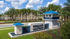 Windsor Island Resort -kyltti, jossa näkyy sinisin kattoin varustettu rakennus ja taustalla palmuja.