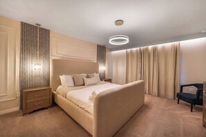 5 slaapkamers, een strijkplank/strijkijzer, reisbedje, wifi