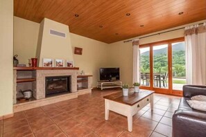 Una televisión, una chimenea