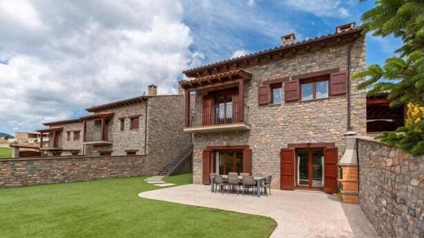 A stone building with a patio and outdoor seating. - House 4 rooms 10 Pax, Fireplace, BBQ & Cadí Views (Montellà)