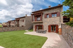 Exterior - House 4 rooms 10 Pax, Fireplace, BBQ & Cadí Views (Montellà)