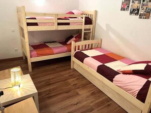 2 bedrooms, iron/ironing board, WiFi