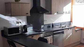 Frigorífico, microondas, horno y lavavajillas