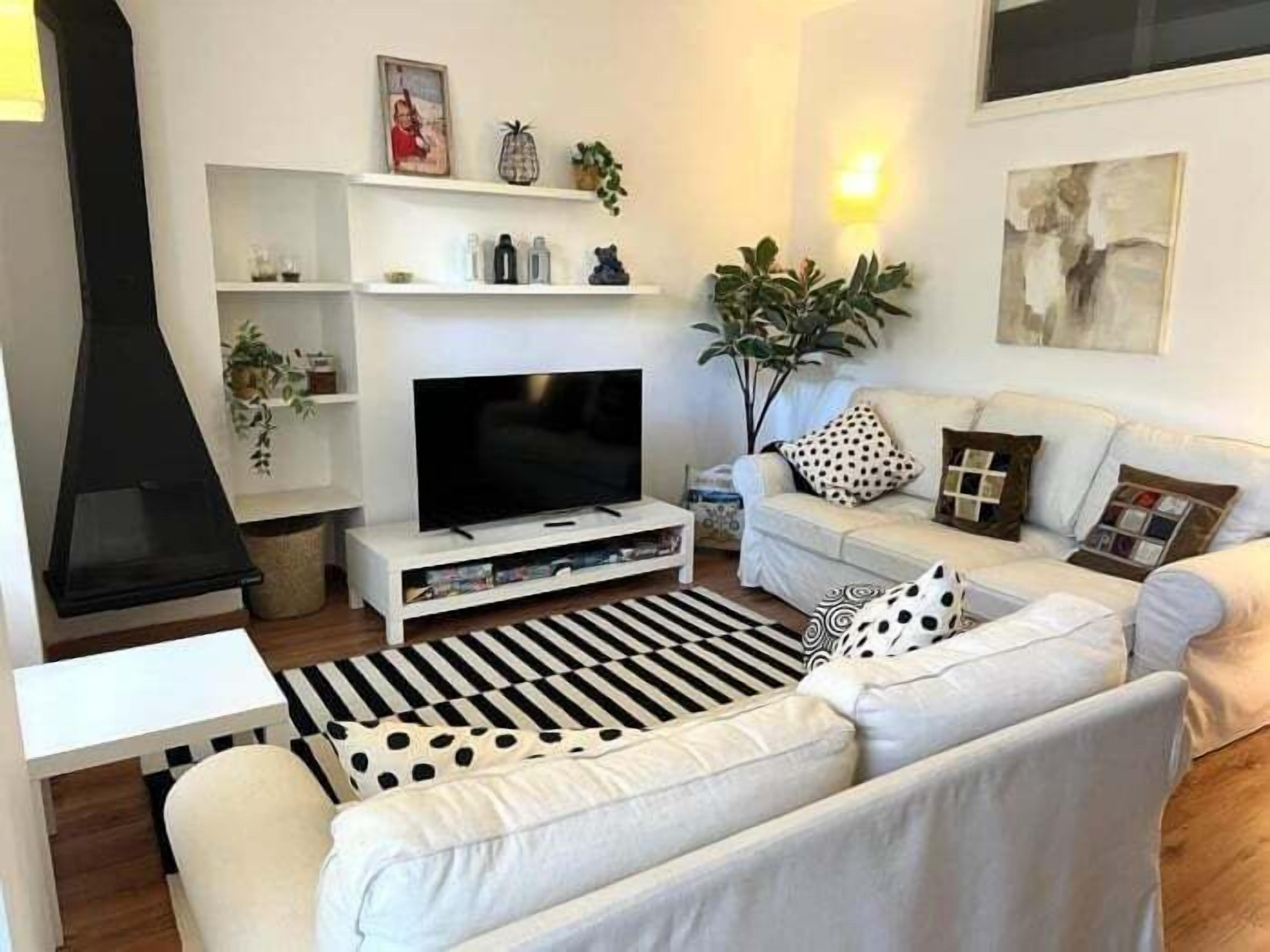 Una televisión, una chimenea