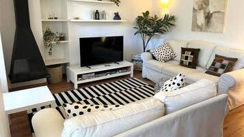 Una televisión, una chimenea