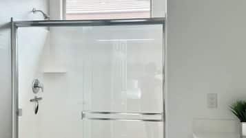 Chuveiro, secador de cabelo, toalhas de banho, sabonete