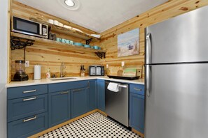 Kühlschrank, Mikrowelle, Herdplatte, Geschirrspüler