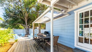A covered patio with a table and chairs, a grill, and a wooden deck. - 10 min Lido Key Beach~St. Armand Circle~ Short drive to Siesta Key Beach (Sarasota)
