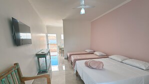 A hotel room with a bed, a bench, a TV, and a balcony. - SAO FRANCISCO FLATS - GUAPE MG (Guape)