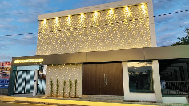 A modern building with a geometric facade and a sign for "São Francisco Flats". - SAO FRANCISCO FLATS - GUAPE MG (Guape)