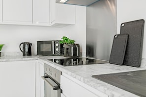 Maison | Cuisine privée | Réfrigérateur, four à micro-ondes, un four, surface de cuisson