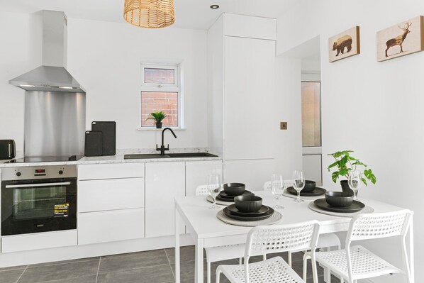 Maison | Cuisine privée | Réfrigérateur, four à micro-ondes, un four, surface de cuisson