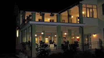 Façade de lâhĂ©bergement - soirĂ©e/nuit
