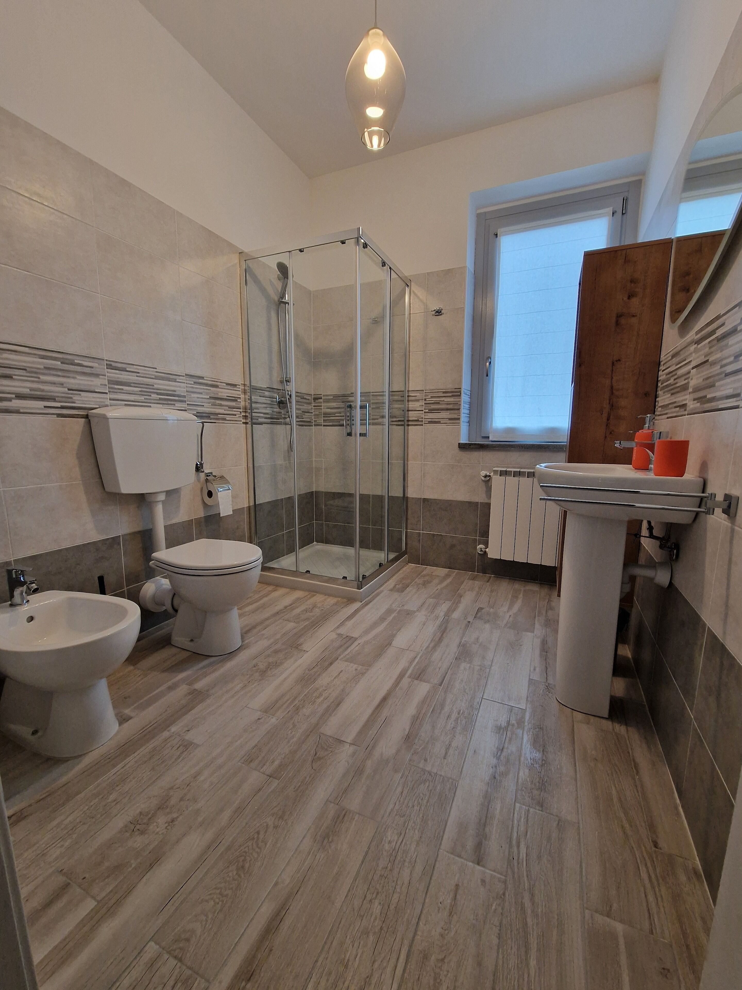 Standard-Doppelzimmer | Badezimmer | Dusche, Haartrockner, Bidet, Handtücher