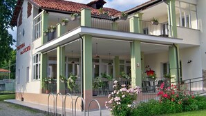 A two-story building with a balcony and a covered porch area. - Locanda La Guienda (Torre Canavese)