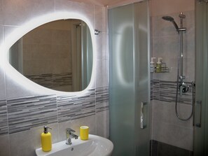 Suite Standard, vue montagne | Salle de bain | Douche, sĂšche-cheveux, bidet, serviettes fournies