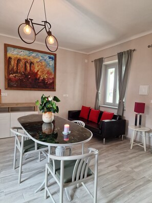 Standard Suite, Mountain View | Living area | Computer monitors - Locanda La Guienda (Torre Canavese)