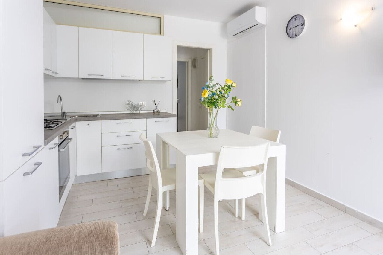 Kühlschrank, Herdplatte, Wasserkocher mit Kaffee-/Teezubehör