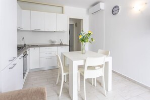 Refrigerador, parrilla de estufa y cafetera y tetera