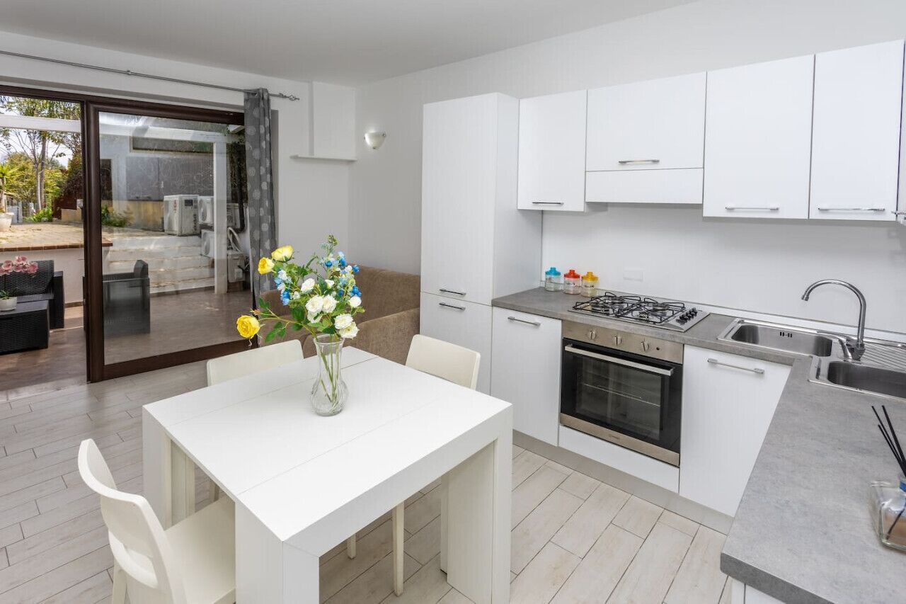 Kylskåp, spishäll, kaffe- och tebryggare och grytor/köksredskap