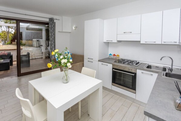 ثلاجة، موقد طهي مسطح، ماكينة لصنع القهوة/الشاي، مستلزمات طهي/أطباق/أوعية