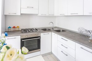 Refrigerador, parrilla de estufa y cafetera y tetera