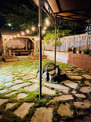 Terrace/patio - Walk to EVERYTHING! Nextdoor to great restaurants and bars, close to the zoo (Seattle)